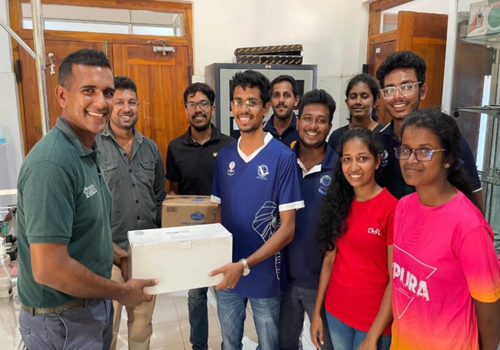 උඩවලව ඇත් අතුරු සෙවණ සඳහා රසායනාගාර උපකරණ ඇතුලු ද්‍රව්‍ය පරිත්‍යාග කිරීම